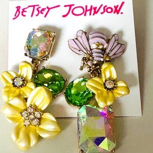 BETSEY JOHNSON Bee Flower Cluster Mismatched Earrings
